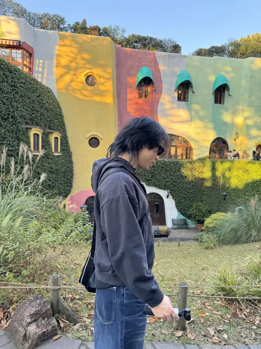 Elliot in front of a colourful ivy-covered building